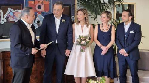 Σωκράτης Φάμελλος: Το κομψό νυφικό της χορογράφου συζύγου του - Κοκτέιλ φόρεμα με φιόγκο στη μέση