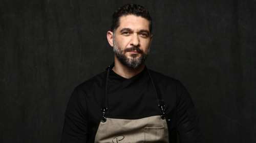 Πάνος Ιωαννίδης: Αυτή είναι η  πανύψηλη μελαχρινή καλλονή σύντροφός του - Η πρώτη φωτογραφία με τον γιο τους