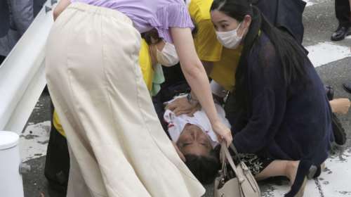 Σοκ: Πυροβόλησαν τον πρώην πρωθυπουργό της Ιαπωνίας, Σίνζο Αμπε - &quot;Πολύ κρίσιμη&quot; η κατάστασή του [βίντεο]