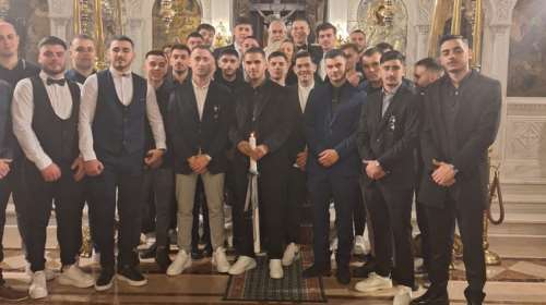 Συγκινητική βάφτιση στο Ναύπλιο: 20χρονος έγινε Χριστιανός με... 27 νονούς [εικόνες]