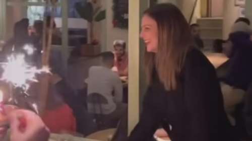 Έφη Αχτσιόγλου: Πάρτι – έκπληξη για τα γενέθλιά της σε γνωστό μπαρ της Αθήνας - Πόσα έκλεισε, ποιος ήταν ο συνοδός της [εικόνες]