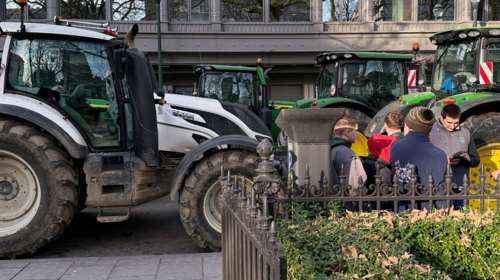 Οργή αγροτών σε όλη την Ευρώπη: Τα τρακτέρ πολιορκούν τις Βρυξέλλες - Μεγάλη διαδήλωση ενόψει της Συνόδου Κορυφής