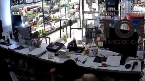 Κυψέλη: Βίντεο-ντοκουμέντο με ημίγυμνο διαρρήκτη να κάνει ριφιφί σε φαρμακείο