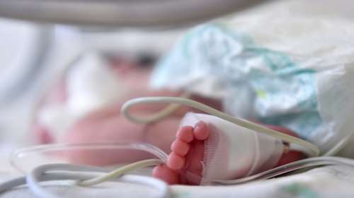 Χαροπαλεύει στη ΜΕΘ 2,5 ετών κοριτσάκι με κορονοϊό - &quot;Παραλύει το νευρικό σύστημα του παιδιού μου&quot;, λέει ο πατέρας του