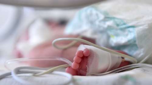 Αμαλιάδα: Πώς κατάφεραν να σώσουν το 8 μηνών βρέφος που κατάπιε μπαλάκι - &quot;Ηρωες οι γιατροί&quot;, λέει ο πατέρας