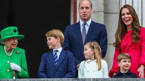 Η στιγμή που έγραψε ιστορία: Τι συνέβη κάτω από το μπαλκόνι του Μπάκιγχαμ - Το βλέμμα του μελλοντικού βασιλιά