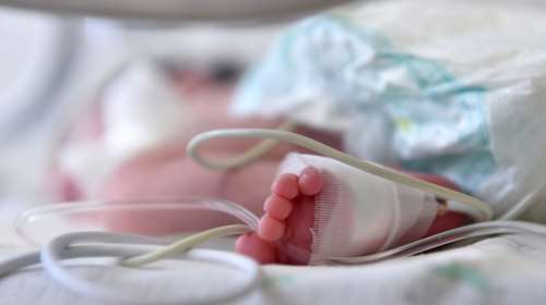 Πάτρα: Καλά στην υγεία του το 35 ημερών βρέφος - Συγκλονιστικό βίντεο από τη στιγμή της αποσωλήνωσής του