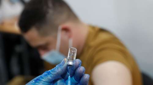 Εμβόλια: Εντός 10ημέρου η τρίτη δόση για όλους – Ανοιχτή η επιστράτευση ιδιωτών γιατρών