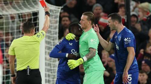 Πρέμιερ Λιγκ: Απίστευτο σκηνικό στο Ολντ Τράφορντ - Παίκτης της Έβερτον χαστούκισε συμπαίκτη του και αποβλήθηκε [βίντεο]