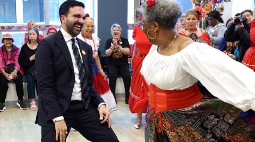 Ο αντι-Τραμπ Μαμντάνι: Γιος Ινδών που γεννήθηκε στην Ουγκάντα, ετοιμάζεται για  δήμαρχος της Ν.Υόρκης