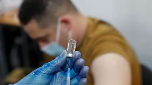 Τρίτη δόση εμβολίου: Από σήμερα τα SMS στους άνω των 50 ετών