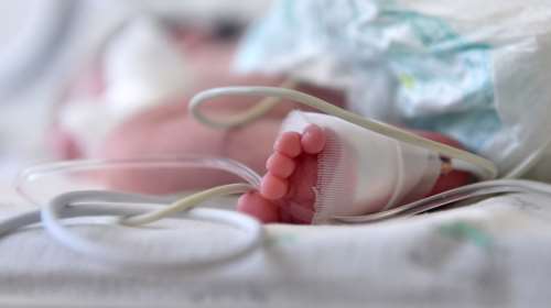 Εγκατάλειψη βρέφους στην Ξάνθη: Παρουσιάστηκε η 27χρονη μητέρα - &quot;Γέννησα μόνη μου, πανικοβλήθηκα&quot;