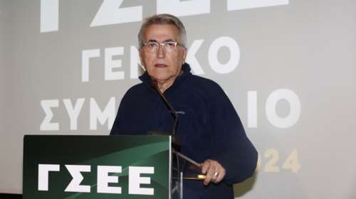 Παναγόπουλος: Η πρώτη αμήχανη αντίδραση στη Βουλή μετά το "πάγωμα" λογαριασμών του για υπεξαίρεση κονδυλίων