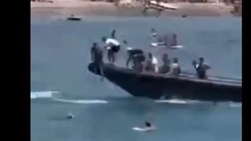 Απίστευτες εικόνες σε παραλία της Ισπανίας: Λουόμενοι κυνήγησαν μετανάστες μόλις πήδηξαν από βάρκα και πήγαν στην ακτή