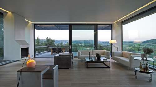 Ένα σπίτι - διαδρομή μέσα στο τοπίο της λίμνης του Μαραθώνα