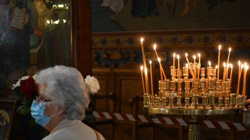 Βόλος: Ιερέας απαγόρευσε σε ζευγάρι ηλικιωμένων να μπει στο ναό επειδή φορούσαν μάσκες