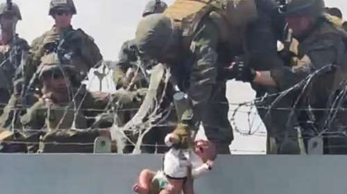 Όνειδος για έκτη ημέρα στην Καμπούλ: Απελπισμένοι Αφγανοί προσπαθούν να σώσουν τα παιδιά τους εν μέσω πυροβολισμών