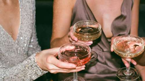 Αποκαλύψεις για τα πριβέ πάρτι: Πώς στήνονται σε ξενοδοχεία με λίστες για &quot;ενοικίαση&quot; κοριτσιών με 500€