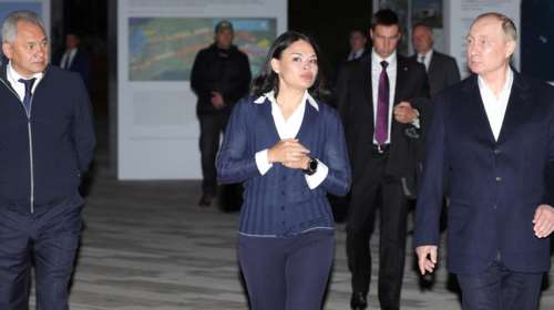 Βλαντιμίρ Πούτιν: Νέο βίντεο που φαίνεται να κουτσαίνει και να μην μπορεί να σηκώσει το δεξί του χέρι