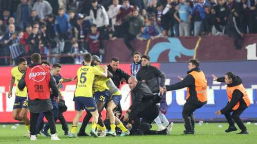 Σοκ στην Τουρκία από το ξύλο μεταξύ παικτών της Φενέρ και οπαδών της Τραμπζονσπόρ - &quot;Σε ποιον αιώνα ζούμε;&quot; [Εικόνες - Βίντεο]