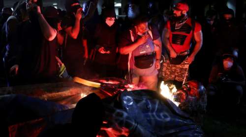 Απίστευτες εικόνες: Διαδηλωτές κατά του ρατσισμού γκρεμίζουν άγαλμα στην Ουάσινγκτον [βίντεο]