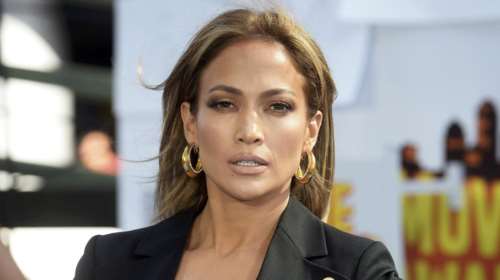 Η 51χρονη Τζένιφερ Λόπεζ ποζάρει με lingerie και hot μαύρα μποτάκια