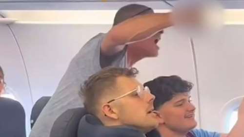 Πανικός σε πτήση της Easy Jet από Λονδίνο για Κω: Μεθυσμένος επιβάτης επιχείρησε να εισβάλει στο πιλοτήριο [βίντεο]