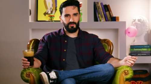 Διονύσης Ατζαράκης: Το νέο viral βίντεο για τον &quot;Ελληνάρα&quot; που κρίνει τον Λάνθιμο - &quot;Να δω την Έμμα Στόουν να χορεύει σαν παρτσακλό;&quot;