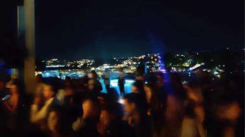 Πάρτι με ναρκωτικά και δυνατή μουσική σε πολυτελή βίλα της Μυκόνου - 15 συλλήψεις από την ΕΛΑΣ [βίντεο]