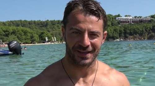 Ο Γιώργος Αγγελόπουλος μας ξεναγεί στον δικό του παράδεισο, την Σκιάθο [βίντεο]