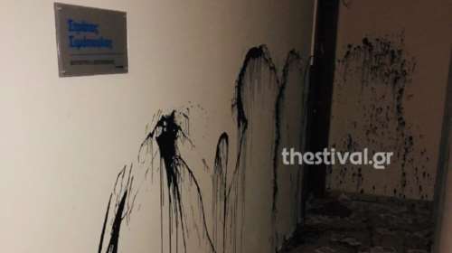 Θεσσαλονίκη: Μπογιές και τρικάκια πέταξαν άγνωστοι στο γραφείο του βουλευτή Στράτου Σιμόπουλου