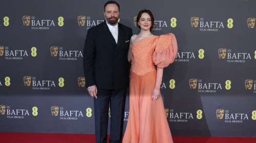 BAFTA: Στην Έμμα Στόουν το βραβείο της καλύτερης ηθοποιού - Η άφιξη μαζί με τον Λάνθιμο [εικόνες]