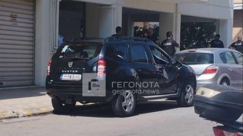 Σοκ στον Βόλο: Άνδρας έπεσε από τον 4ο όροφο πολυκατοικίας και "προσγειώθηκε" πάνω σε τζιπ [εικόνες]