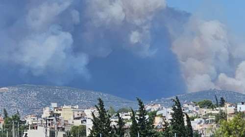 Μεγάλη φωτιά στη Χασιά: Καίγονται σπίτια - Μηνύματα 112 για εκκένωση προς Άνω Λιόσια - Διακοπή κυκλοφορίας στη Λεωφ. Φυλής