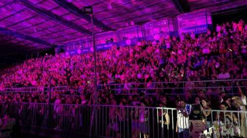 Χαμός στη συναυλία του Αντώνη Ρέμου στα Τρίκαλα - Δεύτερες φωνές έκαναν τα... τριζόνια [εικόνες]