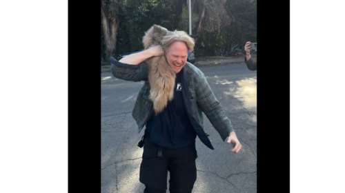 Λος Άντζελες: Οι τρελοί πανηγυρισμοί και το κλάμα άνδρα που βρήκε τον σκύλο του μετά τη φωτιά - &quot;Σ’ ευχαριστώ Χριστέ μου&quot;