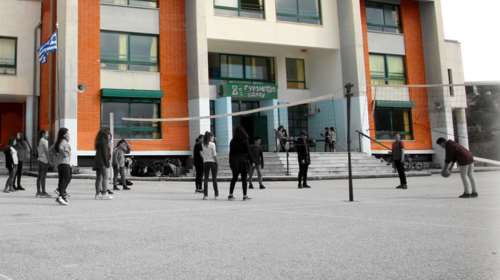 Βόλος: &quot;Θα σας κάψω ζωντανούς&quot; - Ποια είναι η 42χρονη που μπούκαρε σε σχολείο με μαχαίρι [Βίντεο]