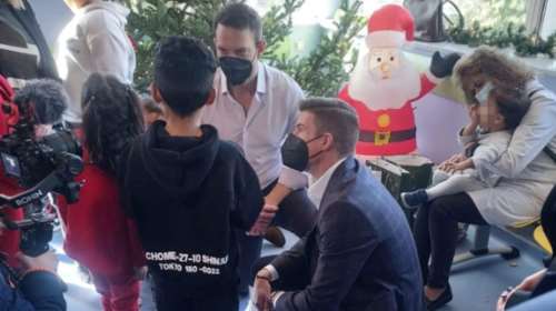 Ο Κασσελάκης με τον Τάιλερ πήγαν στο Παίδων και μοίρασαν δώρα στα παιδιά [Εικόνες]