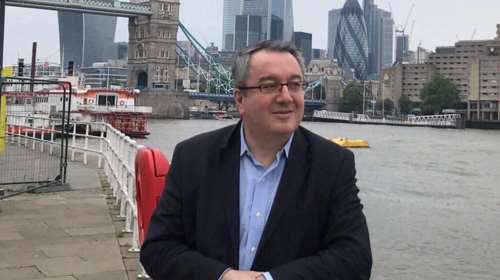 Τρολάρει το χάος στη Βρετανία ο Μόσιαλος: Τα περνάμε όλα αυτά με φασόλια σε τόστ - Καλύτερα ο γάτος...