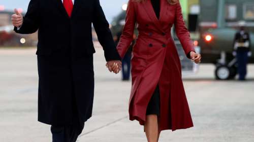 Μελάνια Τραμπ: Με κόκκινο δερμάτινο παλτό τράβηξε όλα τα βλέμματα στη Τζόρτζια