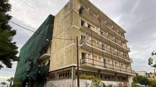 Πλειστηριασμοί: Άλλαξε χέρια το ιστορικό Delfis στην Ερέτρια – Στο στόχαστρο ξενοδοχεία σε Κεφαλονιά, Κάρπαθο και Φολέγανδρο