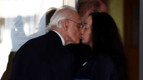 &quot;Συγχώρεσέ τους δεν ξέρουν τι κάνουν&quot;: Η Βίκυ Σταμάτη αγκαλιά με τον Άκη Τσοχατζόπουλο στο σπίτι τους [εικόνα]