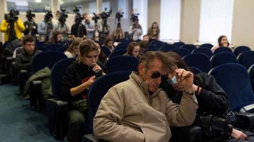 Ουκρανία: Ο Σον Πεν κάνει γυρίσματα και ο Ζελένσκι διοργάνωσε... συνέντευξη Τύπου μαζί του εν μέσω εισβολής