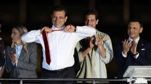 &quot;Εκρέμ προχώρα, άλλαξέ τα όλα&quot;: Με ποντιακούς χορούς γιόρτασε τον θρίαμβό του ο Ιμάμογλου [βίντεο]