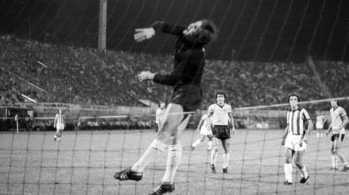 Αγωνία για τον Παναγιώτη Κελεσίδη: Χαροπαλεύει στη ΜΕΘ με κορονοϊό ο θρυλικός τερματοφύλακας