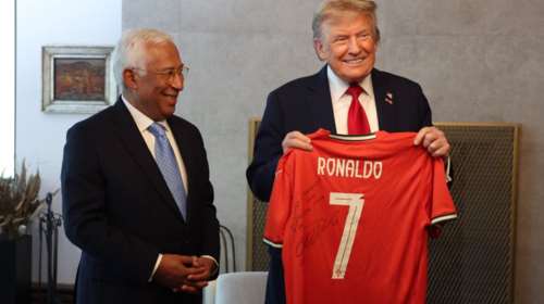 G7: Ο Κριστιάνο Ρονάλντο χάρισε φανέλα της εθνικής Πορτογαλίας στον Τραμπ με μήνυμα για την ειρήνη