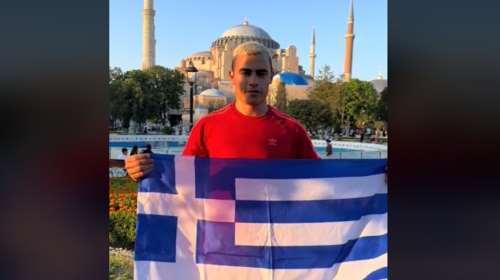 Οργή στην Τουρκία για γνωστό Έλληνα TikToker: Άνοιξε ελληνική σημαία μπροστά στην Αγία Σοφία [βίντεο]