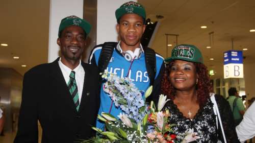 Συγκινεί ο Γιάννης Αντετοκούνμπο: Θα γύριζα στα Σεπόλια να πουλάω CD για να είχα τον πατέρα μου [βίντεο]