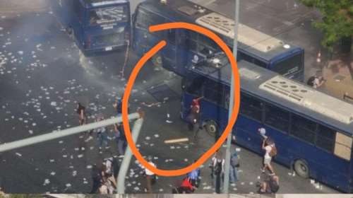 ΕΛ.ΑΣ: Η στιγμή που κουκουλοφόροι προσπαθούν να κάψουν κλούβες έξω από το Εφετείο [Εικόνες]