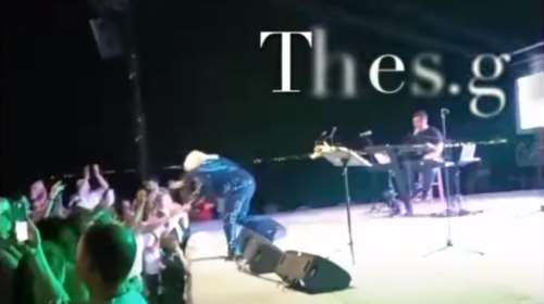 Ατύχημα για την Μπέσσυ Αργυράκη: Σκόνταψε και έπεσε από τη σκηνή σε συναυλία στη Θεσσαλονίκη [βίντεο]